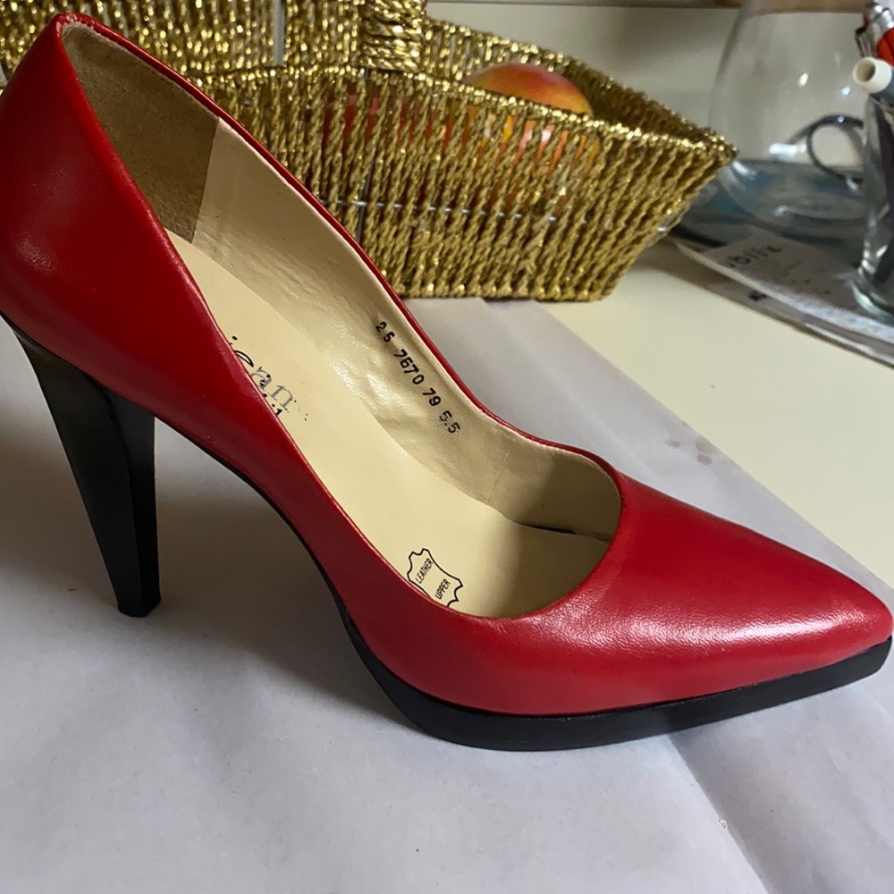 Cathy Jean Brazil Red size 5.5 with black pump